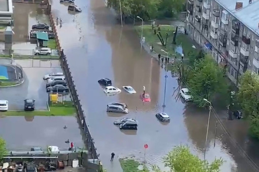Улица с автомобилями ушла под воду из-за ливня с градом в Новосибирске
