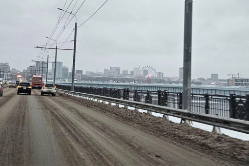 Новосибирцам вернули тротуары на Октябрьском мосту